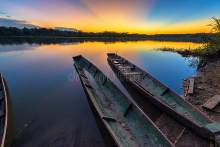 亚马逊日落在湖边