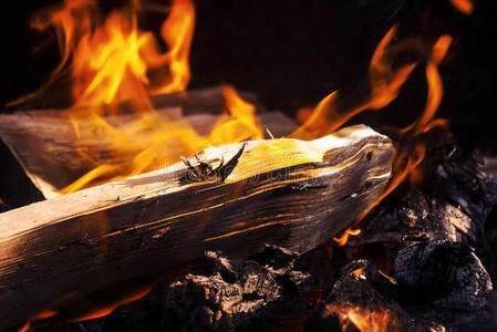 用木头烧火