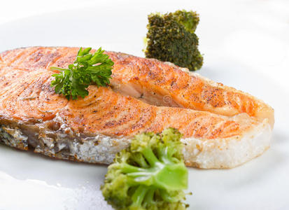烤鲑鱼和新鲜的绿色西兰花在盘子里