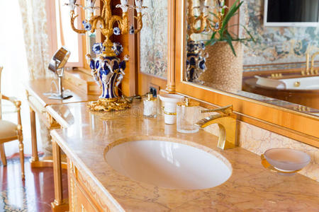 肥皂 公寓 水龙头 房地产 陶瓷 大理石 在室内 空的 浴室