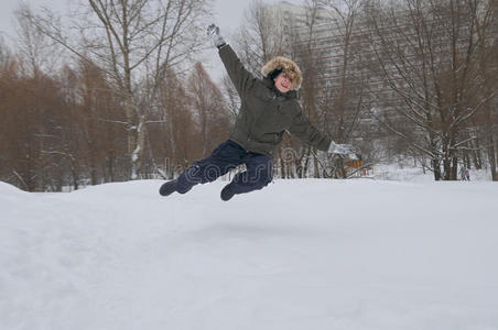 男孩跳过雪