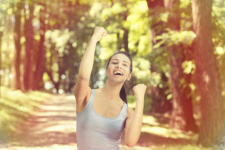 适合女性健身运动员跑步后快乐和兴奋