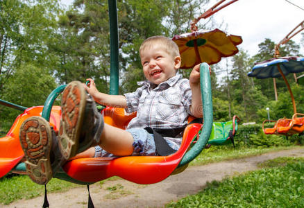 小孩 公园 可爱极了 可爱的 享受 娱乐 小伙子 运动 童年