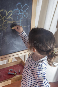 儿童 颜色 可爱的 黑板 童年 女孩 粉笔 幼儿园 集中