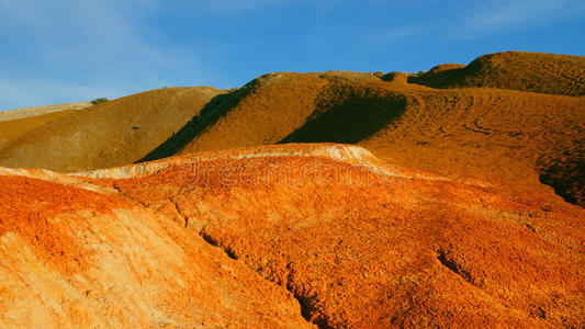 汞矿床的彩色土壤照片