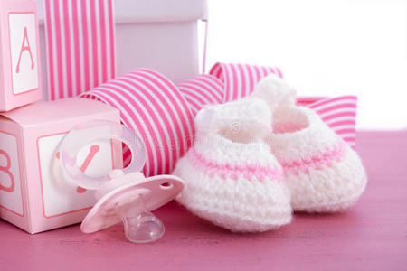 婴儿淋浴是女孩粉红色的礼物
