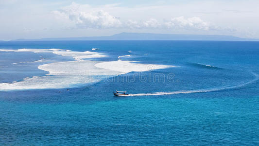 清澈的蓝色海洋，船上和海浪