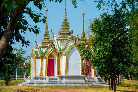 美丽的宗教建筑是白色的镀金。 泰国大城。