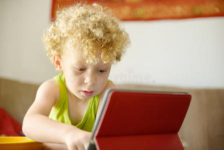 一个小孩子在玩平板电脑