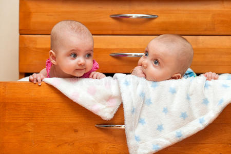 兄弟 满的 胸部 小孩 双胞胎 在一起 新生儿 儿童 便桶