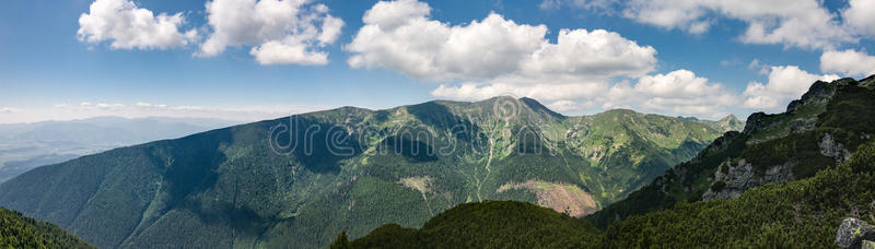 蓝天白云下的夏日奇山