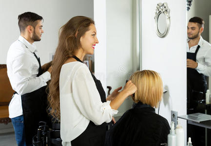 停机坪 长袍 理发师 在室内 化妆品 美学 毛刷 镜子 销售时点情报系统