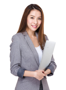 亚洲年轻的女商人拿着笔记本电脑