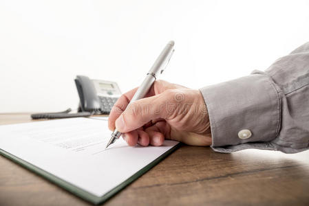 签订重要合同的商人或律师的特写，