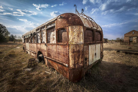 切尔诺贝利废弃的公共汽车在田野里