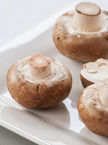 新鲜棕色蘑菇