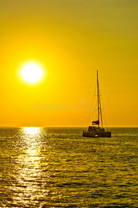 金色日落时的双体帆船