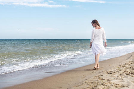 穿着夏装的女人站在海面上