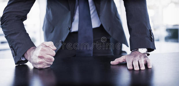 愤怒的商人捶桌子照片