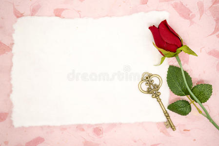 带红玫瑰和旧钥匙的白纸