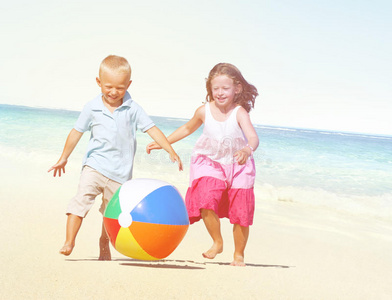 孩子们玩快乐快乐的海滩夏天的概念