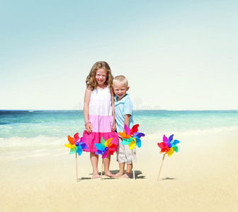 孩子们玩快乐快乐的海滩夏天的概念