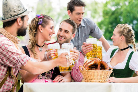 巴伐利亚啤酒花园的朋友们喝酒