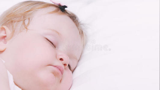 特写小睡女婴的肖像