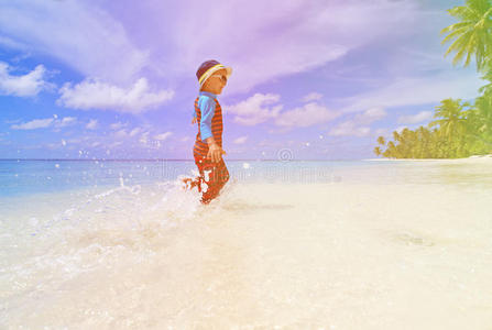 海滨 波动 小孩 享受 假期 蹒跚学步的孩子 海洋 海滩