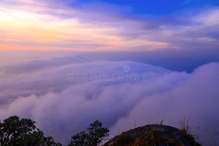 五彩缤纷的日出场景与雾在山上的多莫科朱