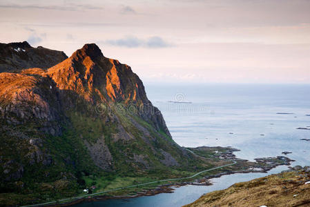 小山 徒步旅行 横梁 攀登 自然 风景 太阳 高的 峡湾