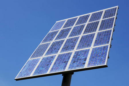 太阳能电池板和蓝天