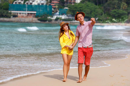 海滩夫妇在浪漫的旅行蜜月中散步