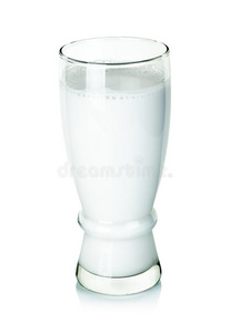 新鲜牛奶在玻璃中分离在白色背景上