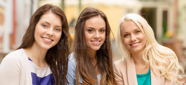三个漂亮的女孩在咖啡馆喝咖啡