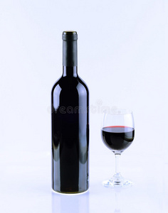 在白色背景上分离的瓶子和一杯葡萄酒。