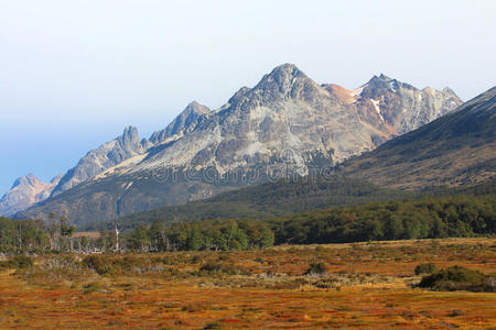 美丽的乡村，背景是山