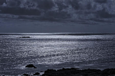 自然 海景 和平 岩石 黄昏 反射 巨石 闪闪发光 地平线