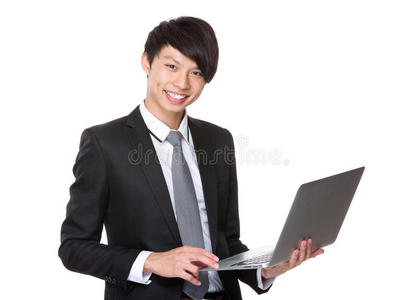 亚洲年轻商人使用笔记本电脑