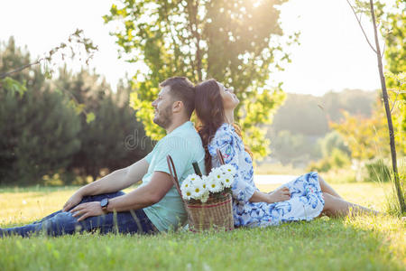 欢快的年轻有爱心的夫妇正在公园放松