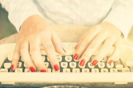 女孩在打字机上打字，老式照片效果