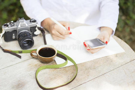 有手机，日记，咖啡和旧相机的女孩