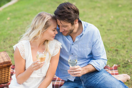 情侣在约会时拿着白酒杯照片