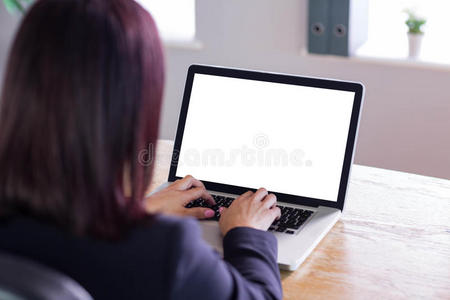 女商人在她的办公桌上用笔记本电脑工作