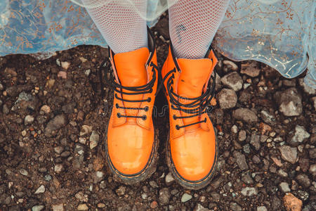牛仔布 枫树 靴子 鞋类 服装 自然 秋天 女孩 运动 徒步旅行