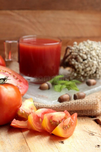 番茄汁和新鲜西红柿