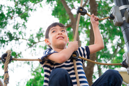 乐趣 可爱的 朋友 小孩 童年 公园 他的 后面 儿童 孩子们