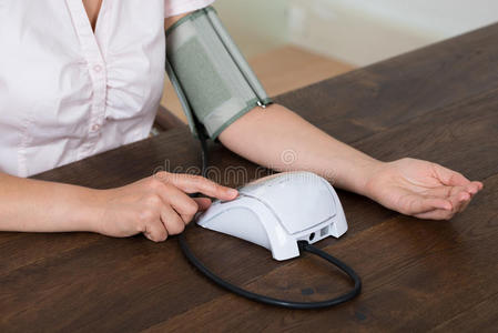 测量血压的女商人的特写