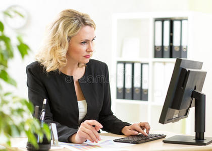 在办公室用笔记本电脑工作的商务女性