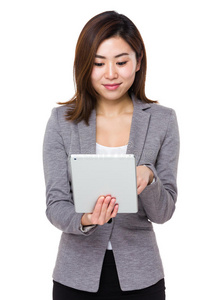 亚洲年轻女商人使用平板电脑